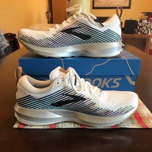 brooks levitate women's size 8